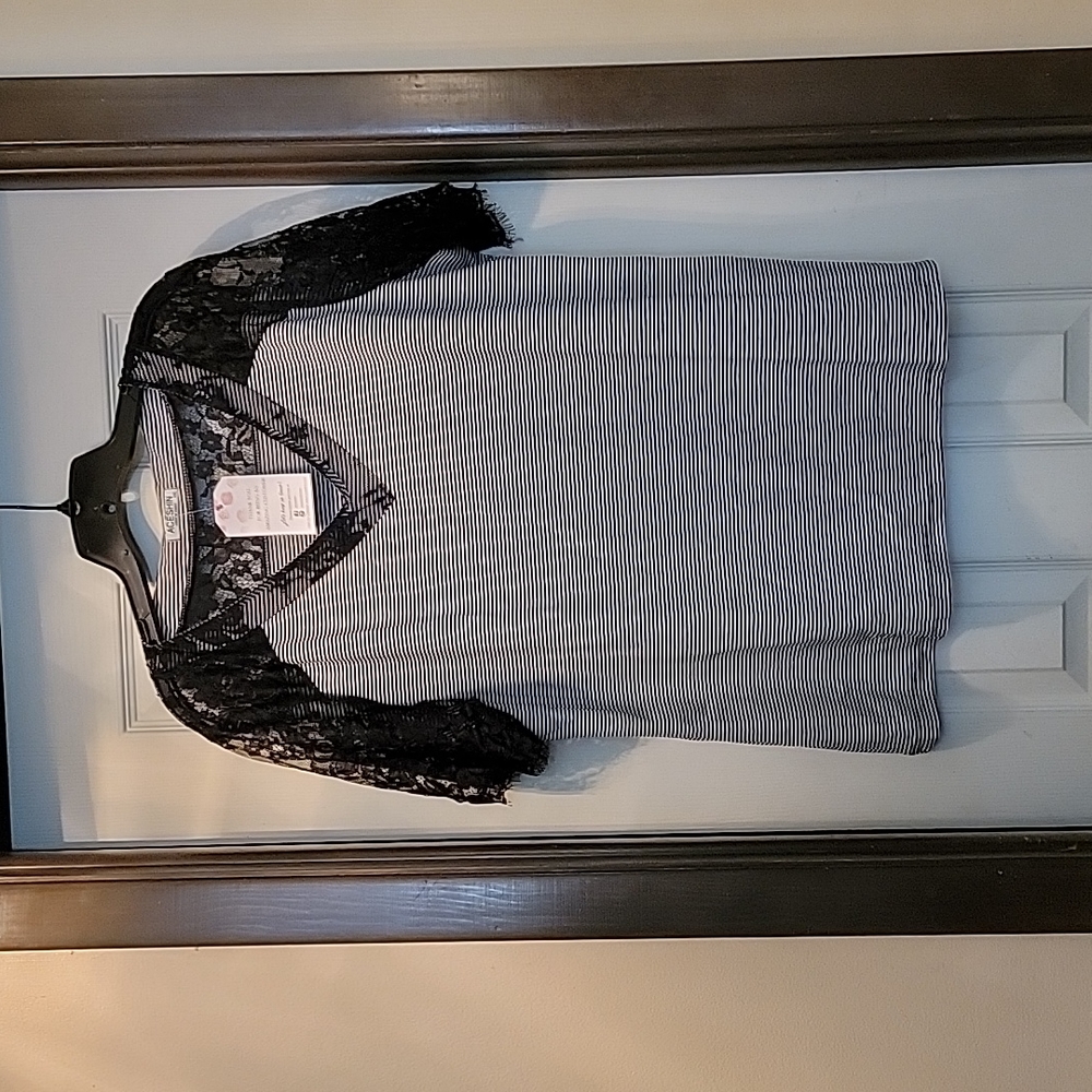 NWT Ladies t shirt with black lace